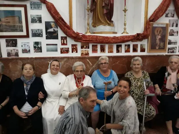 Residentes, religiosas y voluntarios en la exposición del centenario. 