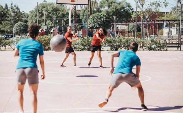 Este deporte enfrenta a dos parejas mixtas en una pista de baloncesto o en la playa.
