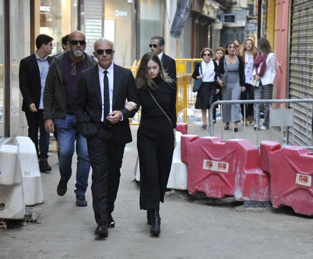 El actor, con su hija, Stella del Carmen, a su llegada a la iglesia de San Juan. :: f. silva