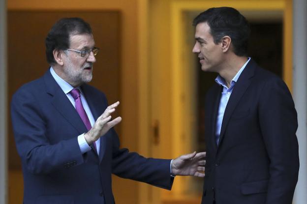  Acercamiento. Rajoy recibe a Sánchez a las puertas de la Moncloa antes de una de las reuniones que han mantenidos estos meses. :: efe