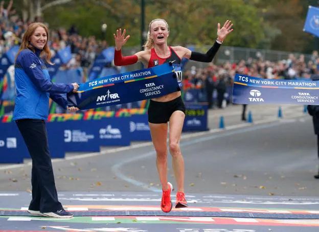 Shalane Flanagan, ayer, en el momento de cruzar la meta del maratón, en Central Park. :: reuters