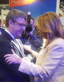 Imagen secundaria 2 - Las autoridades en el stand de SUR in English. Abajo, el ministro Álvaro Nadal saluda a Susana Díaz. 