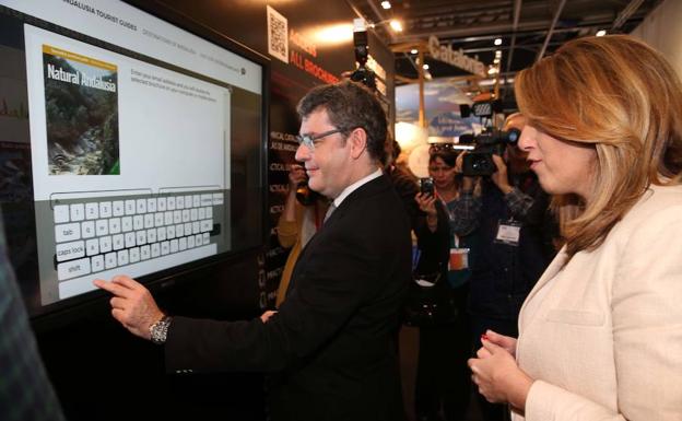 El ministro Álvaro Nadal, junto a Susana Díaz ayer en el recinto ExCel.