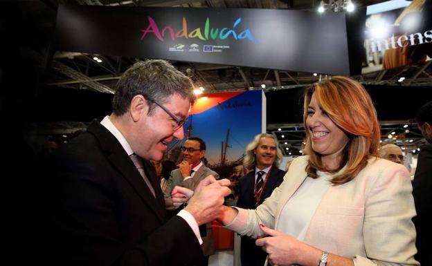 Susana Díaz y el ministro de Energía, Turismo y Agenda Digital, Álvaro Nadal, se saludan en Londres. 