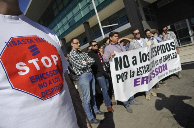 Concentración ayer en la planta del PTA. :: f. silva