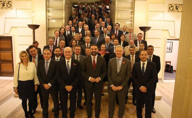 Foto de familia en la escalera principal del Clothworker’s Hall, donde se celebró la cena de SUR.