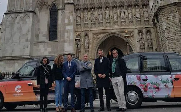 Bendodo, en la presentación de la campaña para promocionar la Costa en taxis de Londres