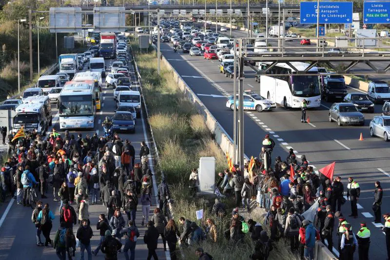 Los piquetes provocan cortes en una treintena de carreteras catalanas 