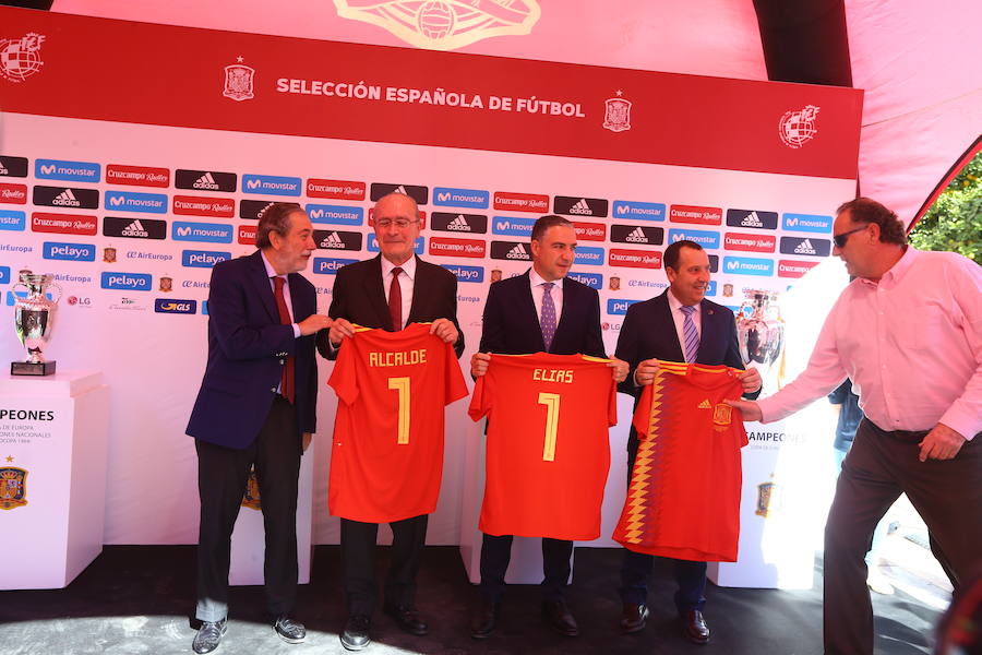 Carteles, fotos, trofeos... La fan zone de la selección española recala estos días en Málaga con motivo del partido amistoso que enfrentará a La Roja con Costa Rica en La Rosaleda. 