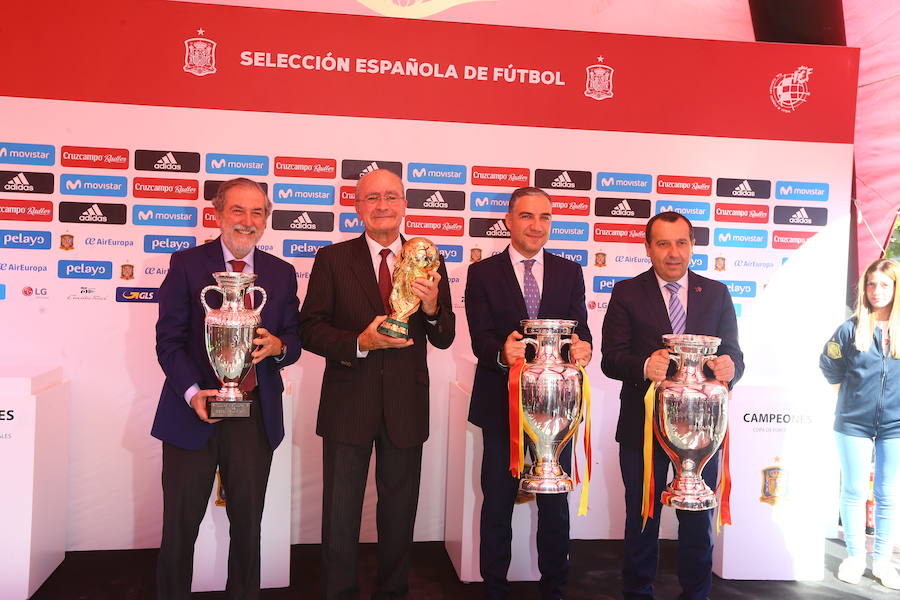 Carteles, fotos, trofeos... La fan zone de la selección española recala estos días en Málaga con motivo del partido amistoso que enfrentará a La Roja con Costa Rica en La Rosaleda. 