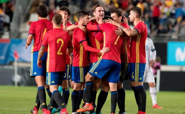 Los jugadores de la sub-21 celebran el gol de Fabián Ruiz.