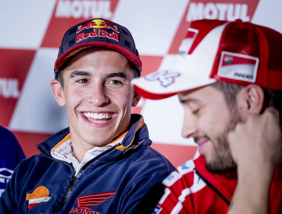 El piloto español de MotoGP Marc Márquez, al lado del italiano Andrea Dovizioso.