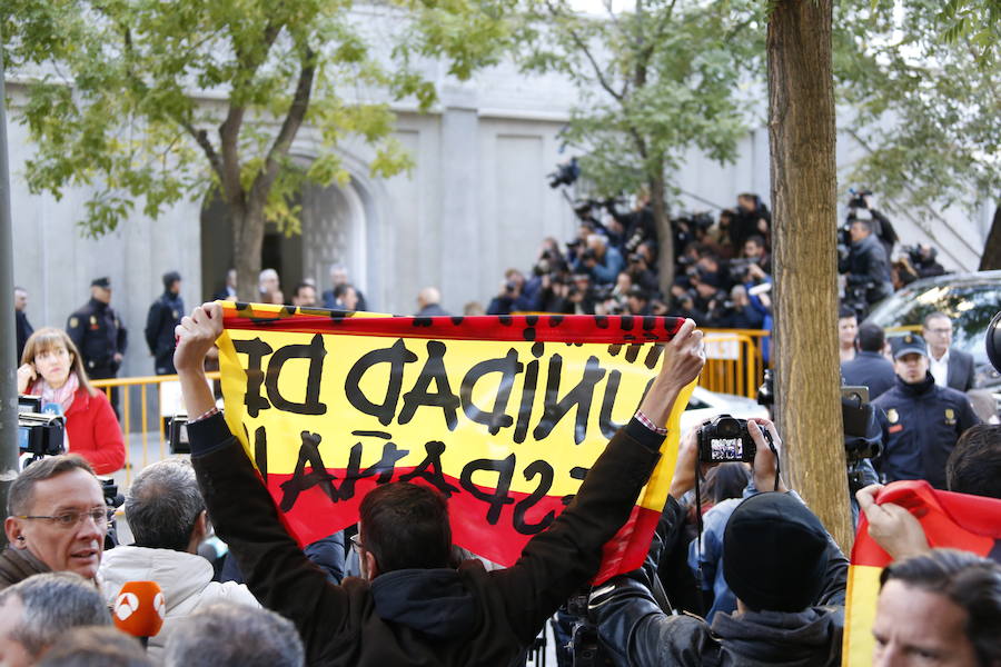 La presidenta del Parlament de Cataluña y los cinco miembros de la Mesa del Parlament que facilitaron con sus votos la tramitación de las leyes independentistas han llegado pasadas las nueve de la mañana 