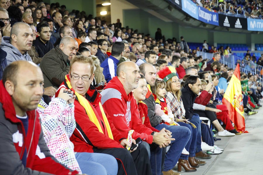 Unas 19.000 personas acudieron a La Rosaleda a presenciar el entrenamiento de la selección española de fútbol.
