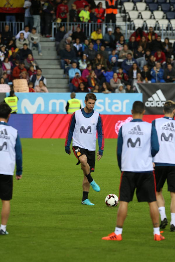 La selección española de fútbol se ha entrenado en La Rosaleda ante 19.000 aficionados antes del partido que disputarán este sábado ante Costa Rica en Málaga.