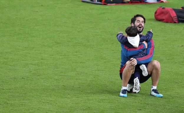 Isco se entrena con su hijo en La Rosaleda