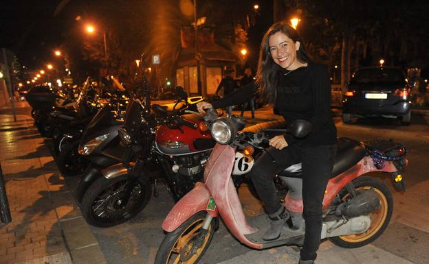 Alicia Sornosa, ayer, sobre una moto antes de su charla en el Aula de SUR.