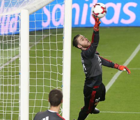 De Gea (con Kepa de espaldas) se emplea a fondo. 