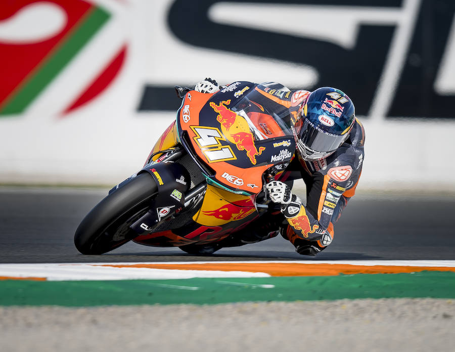 El surafricano Brad Binder fue tercero en Moto2, donde el portugués Miguel Oliveira (KTM) doblegó al italiano Francesco Bagnaia (Kalex) en los últimos minutos de la segunda sesión de entrenamientos libres. 