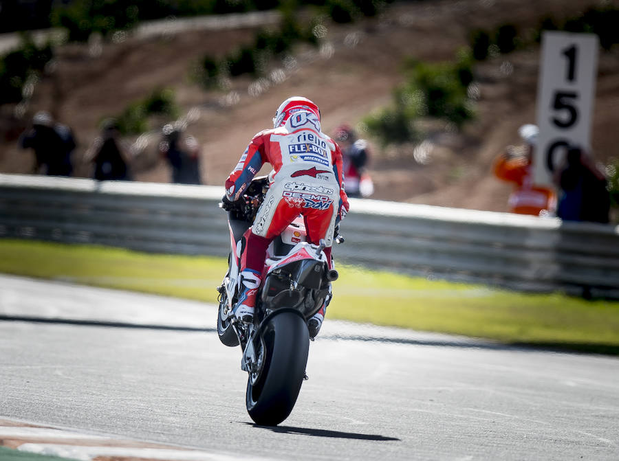 "Estoy contento de cómo hemos empezado, pero no basta", consideró Dovizioso tras la jornada. "Hay que ver el ritmo y en ese aspecto Marc y Dani (Pedrosa) tienen dos décimas más; Jorge (Lorenzo) y yo no somos más veloces en este momento porque estemos delante, somos rápidos y no estamos lejos, pero tenemos que mejorar", afirmó el italiano. 