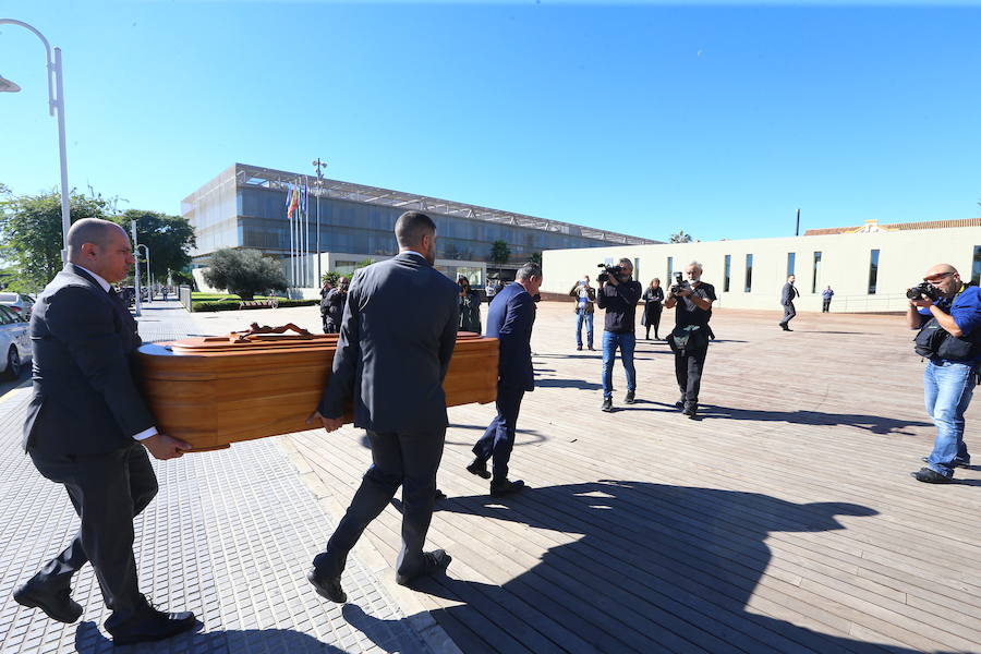 Numerosas personas acuden a la capilla instalada en el Auditorio de la Diputación de Málaga para dar su último adiós al humorista malagueño