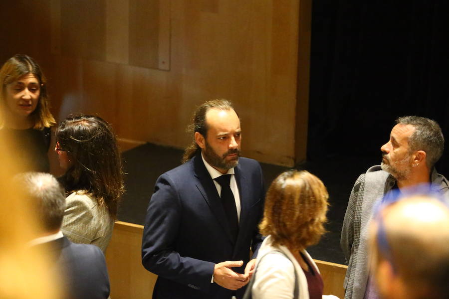 Numerosas personas acuden a la capilla instalada en el Auditorio de la Diputación de Málaga para dar su último adiós al humorista malagueño