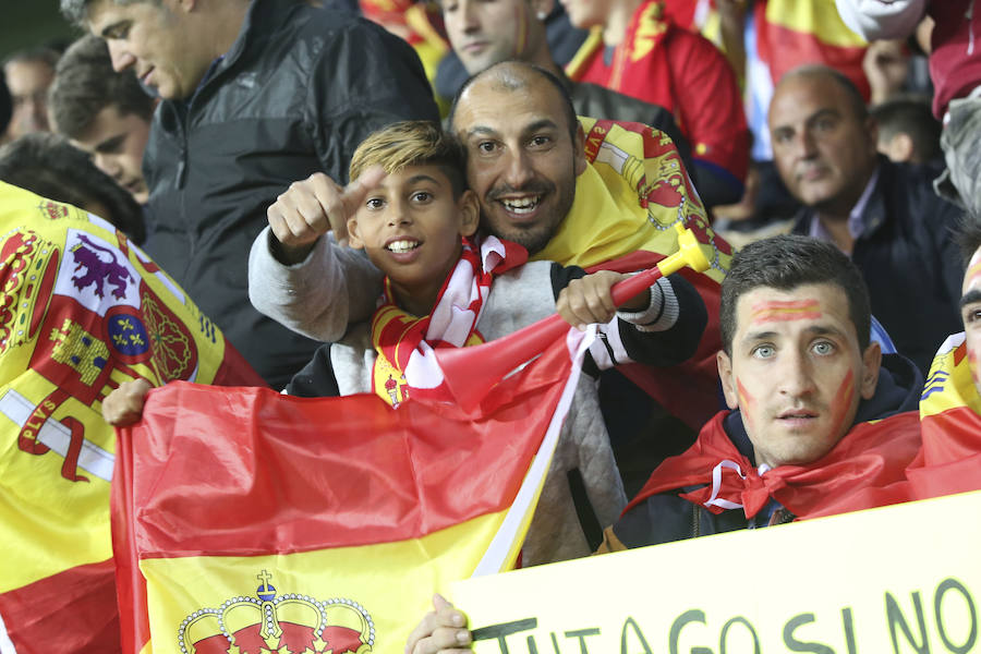 La Rosaleda colgó el cartel de "completo" en el partido amistoso que enfrentó a España ante Costa Rica en Málaga.