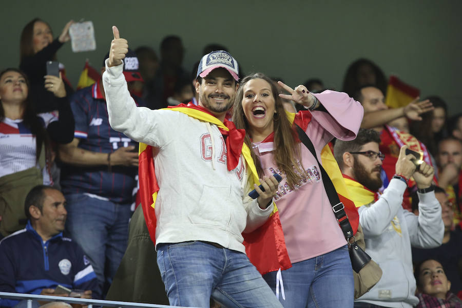 La Rosaleda colgó el cartel de "completo" en el partido amistoso que enfrentó a España ante Costa Rica en Málaga.