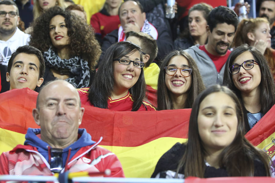 La Rosaleda colgó el cartel de "completo" en el partido amistoso que enfrentó a España ante Costa Rica en Málaga.
