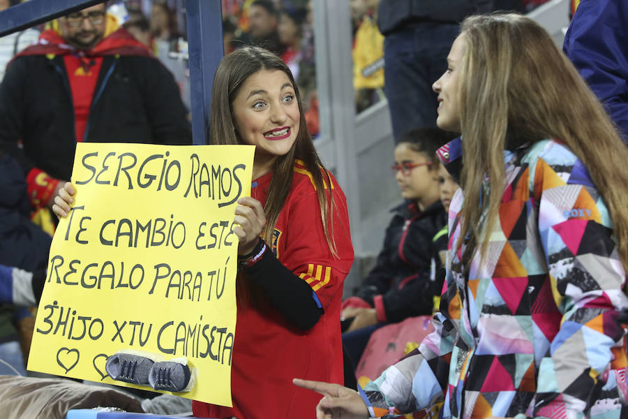 La Rosaleda colgó el cartel de "completo" en el partido amistoso que enfrentó a España ante Costa Rica en Málaga.