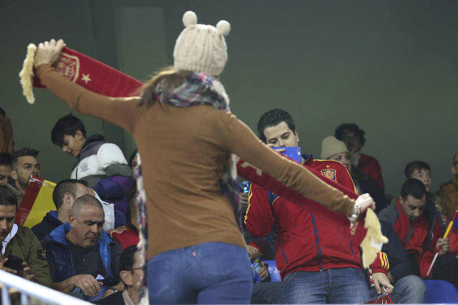 La Rosaleda colgó el cartel de "completo" en el partido amistoso que enfrentó a España ante Costa Rica en Málaga.