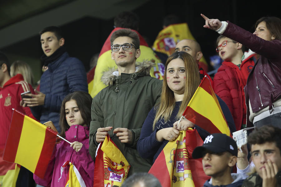 La Rosaleda colgó el cartel de "completo" en el partido amistoso que enfrentó a España ante Costa Rica en Málaga.