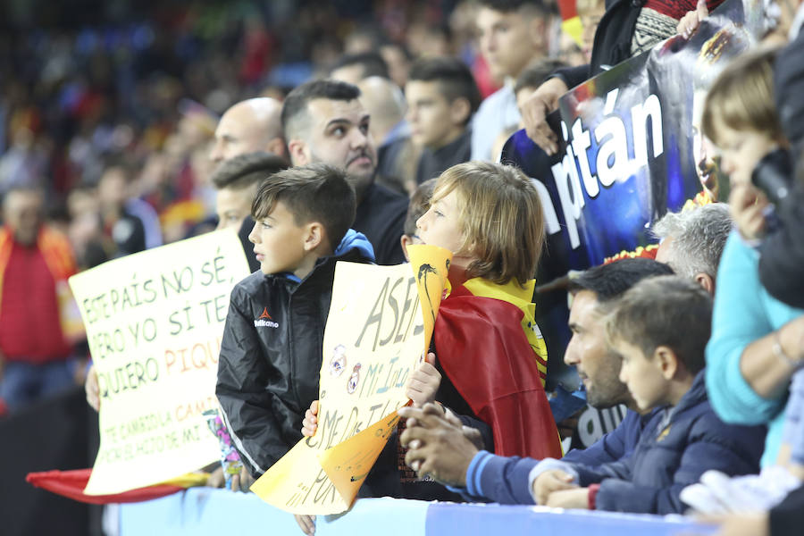 La Rosaleda colgó el cartel de "completo" en el partido amistoso que enfrentó a España ante Costa Rica en Málaga.