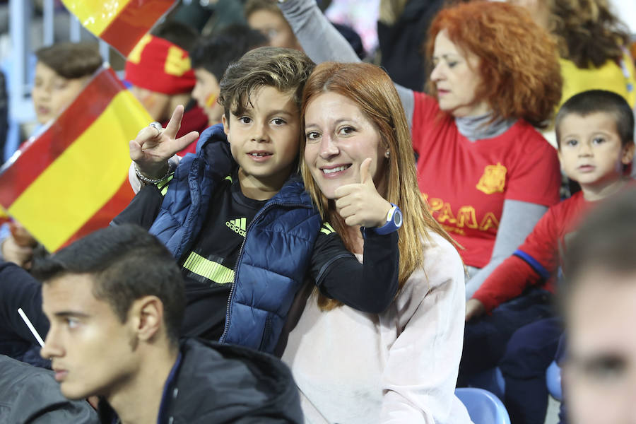 La Rosaleda colgó el cartel de "completo" en el partido amistoso que enfrentó a España ante Costa Rica en Málaga.