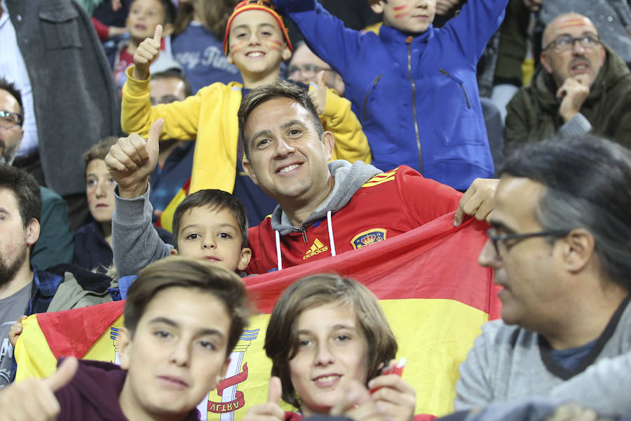 La Rosaleda colgó el cartel de "completo" en el partido amistoso que enfrentó a España ante Costa Rica en Málaga.
