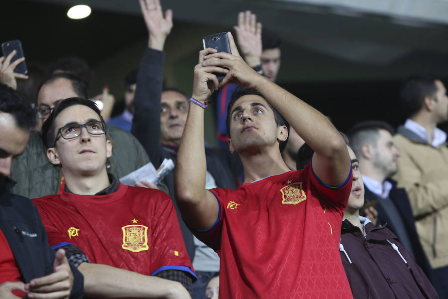 La Rosaleda colgó el cartel de "completo" en el partido amistoso que enfrentó a España ante Costa Rica en Málaga.