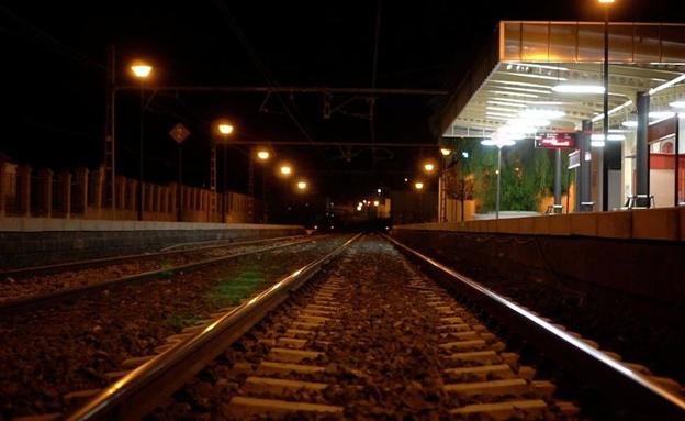 Imagen principal - Estación. La pequeña Lucía desapareció la noche del 26 de julio mientras su familia cenaba en el bar de la estación de Pizarra. Hallazgo. El cadáver de la niña fue encontrado a la mañana siguiente en las vías, a 4.200 metros de la estación, en un paraje del término de Álora. Videovigilancia. Vista del andén y de la cámara de seguridad que filmó a la menor a las 23.34 horas. 