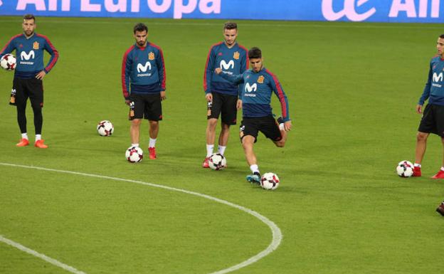 Un momento del entrenamiento de la selección española en La Rosaleda. 