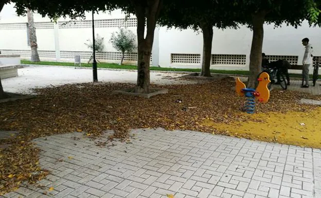 Las hojas cubren parte de la zona de juegos del recinto.