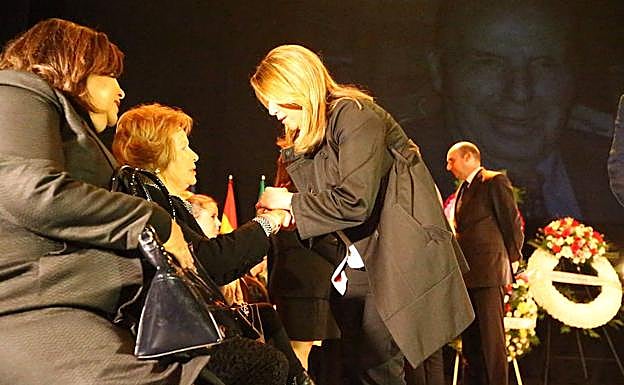 Susana Díaz da el pésame a los familiares de Chiquito de la Calzada