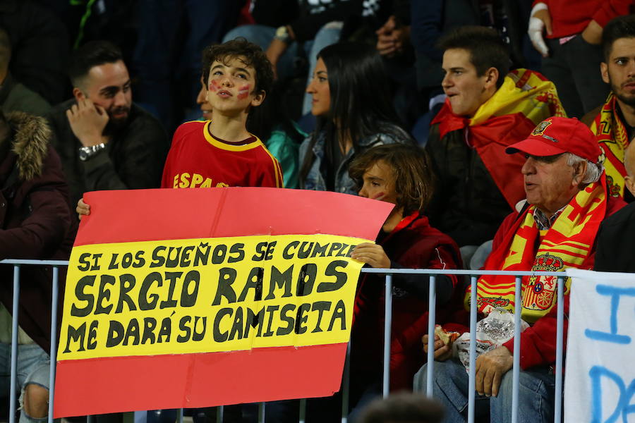 La gran expectación por ver a la selección española en Málaga hizo que La Rosaleda colgase el cartel de completo en el partido ante Costa Rica.