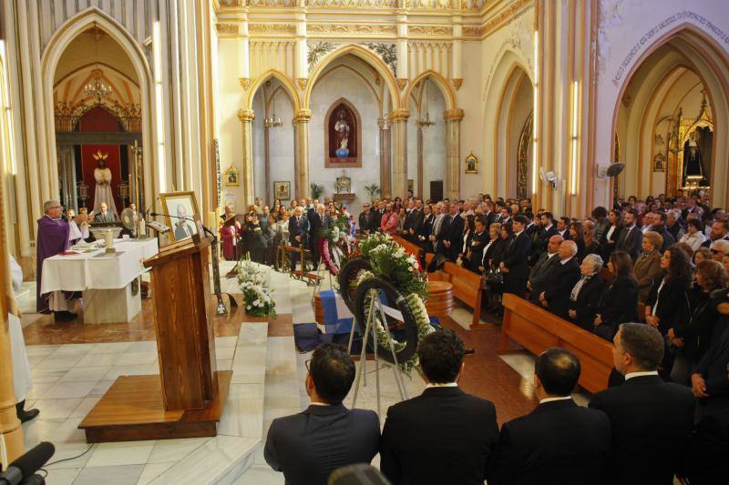 Numerosas personas acuden al oficio religioso celebrado en la iglesia de San Pablo