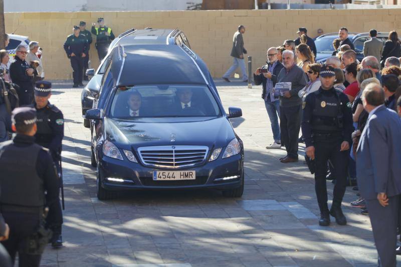 Numerosas personas acuden al oficio religioso celebrado en la iglesia de San Pablo