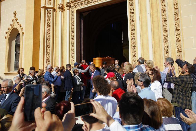 Numerosas personas acuden al oficio religioso celebrado en la iglesia de San Pablo