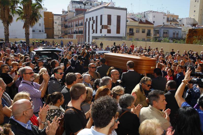 Numerosas personas acuden al oficio religioso celebrado en la iglesia de San Pablo