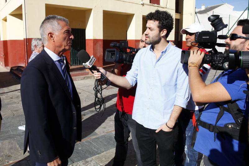 Numerosas personas acuden al oficio religioso celebrado en la iglesia de San Pablo