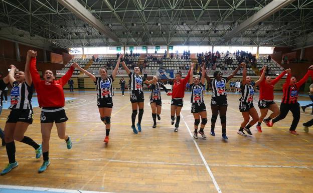 Las jugadoras festejan la clasificación para los octavos de final de la Challenge Cup al término del partido en Carranque. 