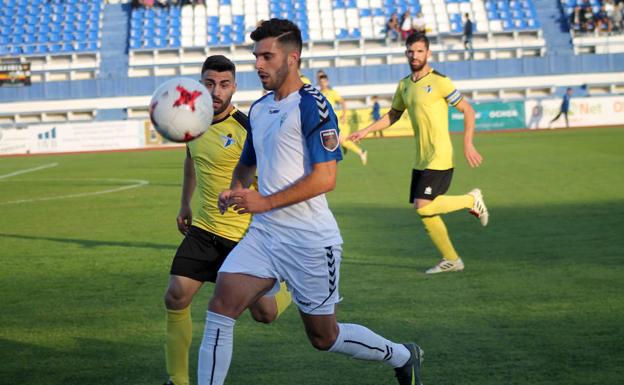 Luis Rioja levanta al Municipal ante el Écija y sitúa tercero al Marbella (3-0)