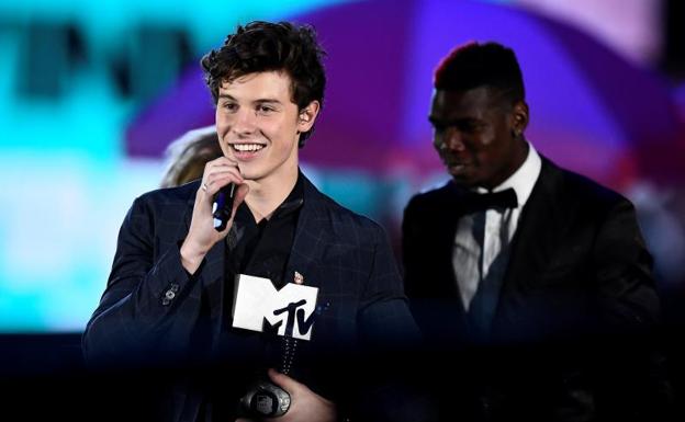 Shawn Mendes recibe uno de los galardones de la noche.