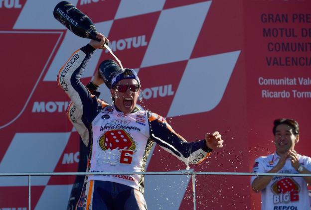 El piloto español Marc Márquez festeja ayer en el circuito Ricardo Tormo de Cheste (Valencia) su cuarto título de campeón del mundo de MotoGP. :: Afp